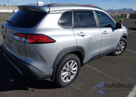 2022 Toyota Corolla Cross Le z USA, uszkodzony, nr VIN 7MUBAABGXNV010020